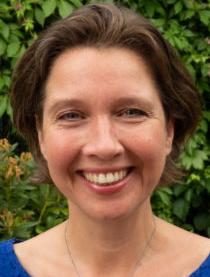 Dominique Stokman Met meer dan 23 jaar ervaring in de gezondheidszorg, het onderwijs en het begeleiden van mensen, zet Dominique Stokman zich dagelijks met passie in voor de ontwikkeling van zowel studenten als cliënten. Als directeur en hoofddocent van Academie Hypnos combineert zij haar wetenschappelijke achtergrond (drs./MSc.) met uitgebreide praktijkervaring in hypnotherapie en psychosociale therapie. Dominique staat bekend om haar open en duidelijke communicatiestijl, betrokkenheid en oog voor kwaliteit. Haar missie is om kennis, professionaliteit en persoonlijke groei samen te brengen, zodat studenten zich ontwikkelen tot deskundige en zelfverzekerde therapeuten. Met enthousiasme, integriteit en persoonlijke aandacht begeleidt zij mensen naar blijvende verandering en groei.